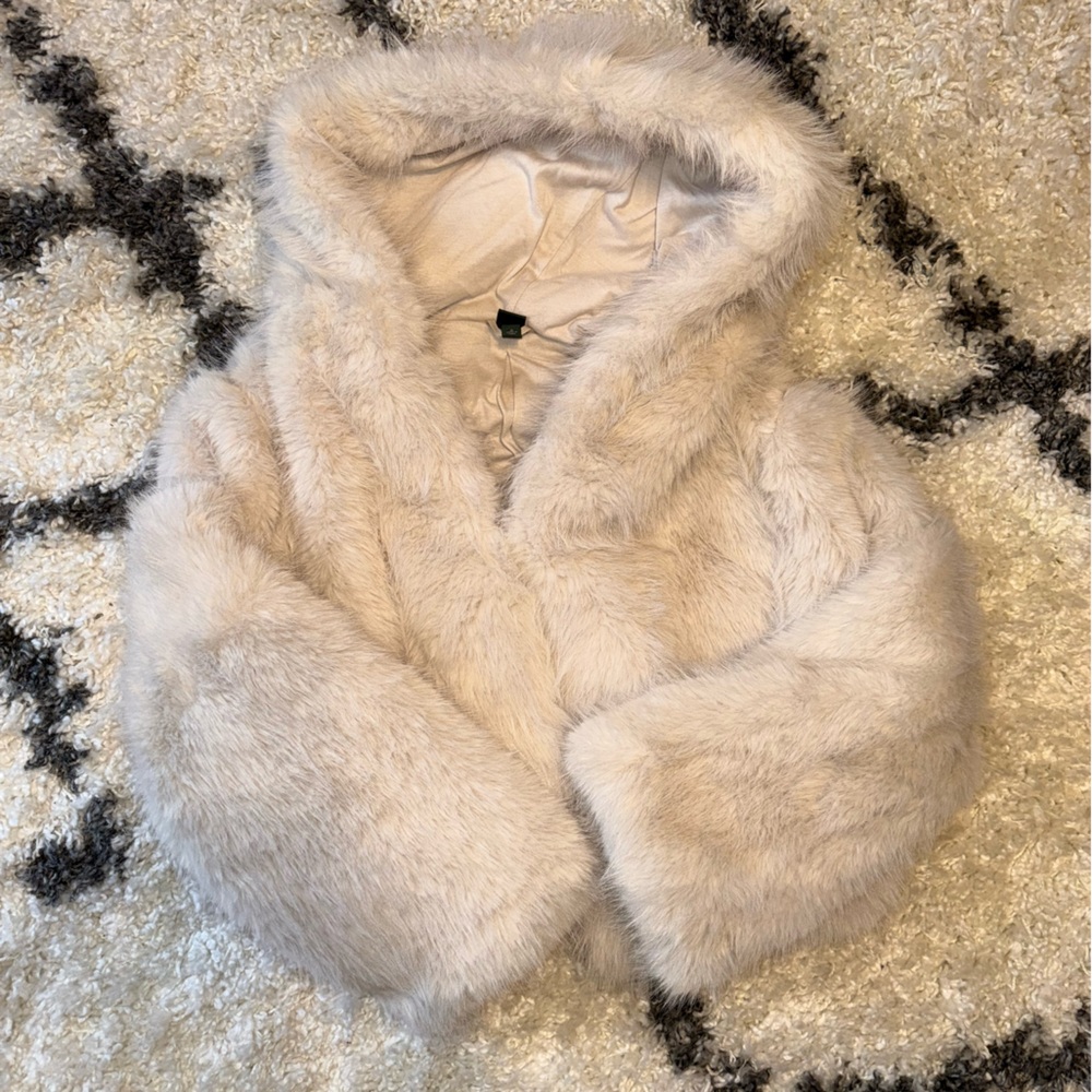 NWOT Faux Fur Cropped Hooded Jacket - Cream